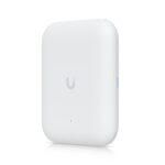 Ubiquiti U7-Outdoor im Einsatz an Wandmontage mit IPX6 Wetterfestigkeit
