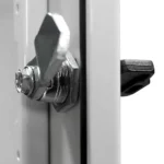 Detailaufnahme des Türverschlusses am RESISTER PRO IP66 mit Verriegelungszunge und umlaufender Türdichtung