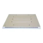 Dachplatte des 19"-Netzwerkschranks SRK mit verschraubten Blindplatten über den Kabeleinlässen 55x340 mm und 19"-Dachöffnung 6 HE