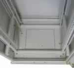 Innenansicht des 19"-Netzwerkschranks SRK mit vier vertikalen 19"-Montageschienen, ausbrechbarem Bodenblech 275x340 mm und Erdungskabeln