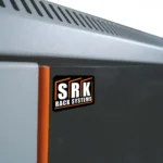 SRK Rack Systems Markenlogo auf der Sichttür des 19"-Netzwerkschranks von IT-BUDGET, daneben Belüftungsschlitze im Dachrahmen